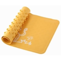 Антискользящий резиновый коврик для ванны ROXY-KIDS ( желтый) жираф